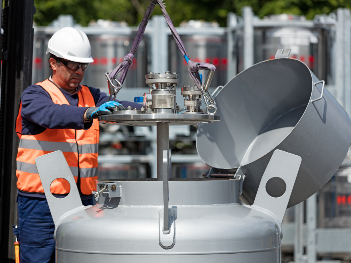 Mitarbeiter führt Rührwerk in IBC ein.