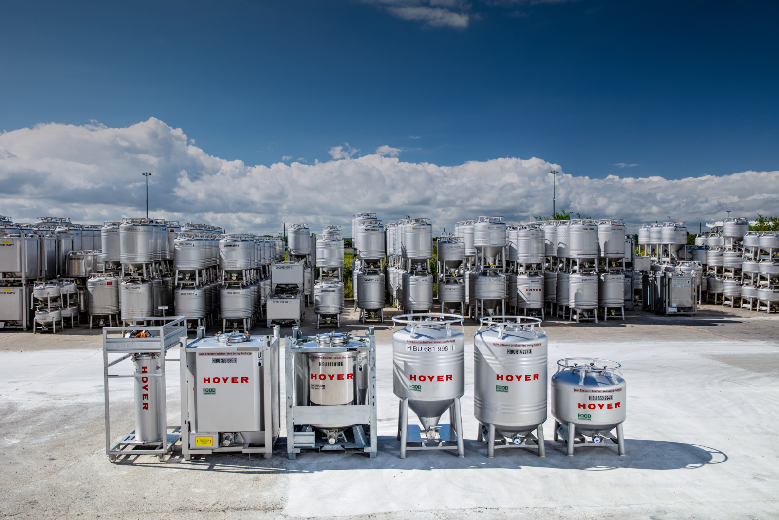 Food and non-food IBCs of the HOYER Group stand stacked up in the depot.